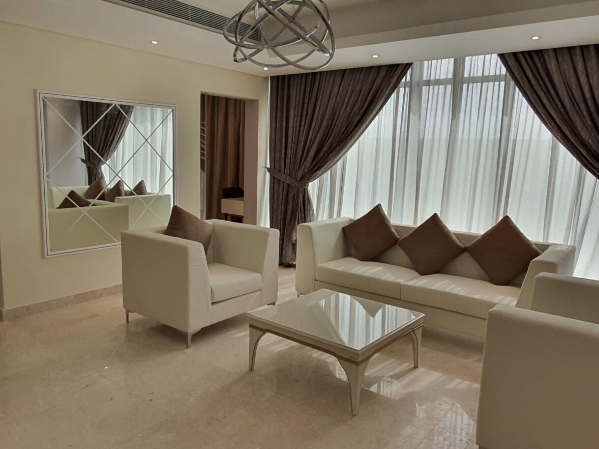 Elegant Off-White Leather Sofa Suite with Diamond-Grate Accent Mirror