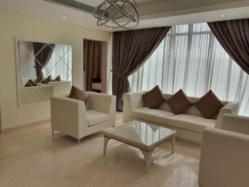 Elegant Off-White Leather Sofa Suite with Diamond-Grate Accent Mirror